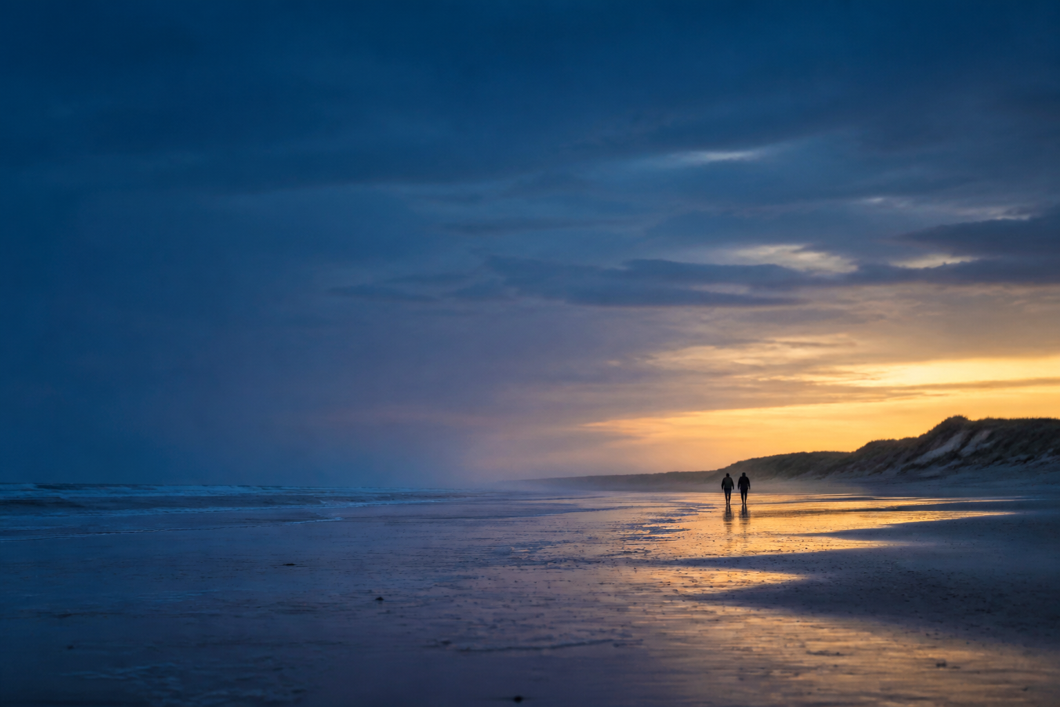 Zwei Männer an der Nordseeküste in der blauen Stunde